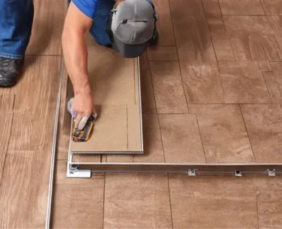 La tarima flotante es una opción moderna y versátil para quienes buscan renovar su hogar o espacio de trabajo con estilo y comodidad. Este tipo de suelo se caracteriza por su fácil instalación, ya que no requiere adhesivos ni clavos. Las láminas de la tarima flotante se ensamblan entre sí, creando una superficie continua que se adapta perfectamente a cualquier tipo de subsuelo.