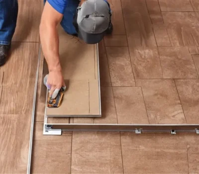La tarima flotante es una opción moderna y versátil para quienes buscan renovar su hogar o espacio de trabajo con estilo y comodidad. Este tipo de suelo se caracteriza por su fácil instalación, ya que no requiere adhesivos ni clavos. Las láminas de la tarima flotante se ensamblan entre sí, creando una superficie continua que se adapta perfectamente a cualquier tipo de subsuelo.