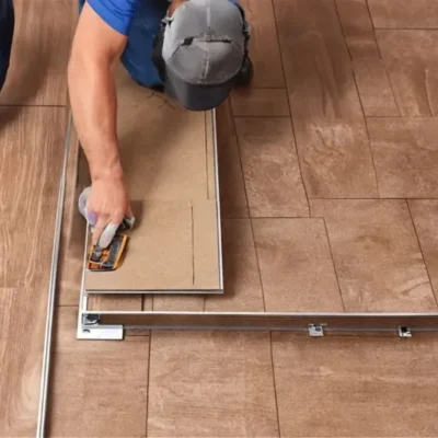 La tarima flotante es una opción moderna y versátil para quienes buscan renovar su hogar o espacio de trabajo con estilo y comodidad. Este tipo de suelo se caracteriza por su fácil instalación, ya que no requiere adhesivos ni clavos. Las láminas de la tarima flotante se ensamblan entre sí, creando una superficie continua que se adapta perfectamente a cualquier tipo de subsuelo.